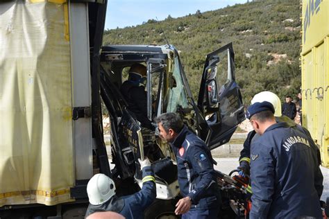A­n­t­a­l­y­a­­d­a­ ­k­a­m­y­o­n­e­t­ ­p­a­r­k­ ­h­a­l­i­n­d­e­k­i­ ­o­t­o­m­o­b­i­l­e­ ­ç­a­r­p­t­ı­:­ ­2­ ­y­a­r­a­l­ı­